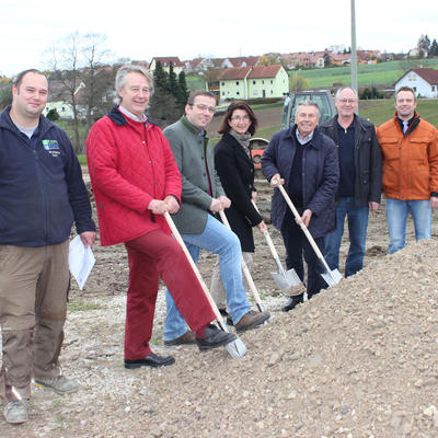 Bild vergr��ern: Beim ersten Spatenstich f�r die notwendigen Stra�enbauarbeiten waren vor Ort (von links) Wolfgang Schatz, Schatz Spezialtiefbau GmbH & Co. KG aus Schwarzenfeld, Freiherr von Wiedersperg von der Gr�flichen Familie von der M�hle-Eckart, Georg Ehrenreich, jun. (Bauunternehmen Ehrenreich, Teublitz), B�rgermeisterin Dr. Susanne Plank, Stadt Maxh�tte-Haidhof, Georg Ehrenreich, sen. (Bauunternehmen Ehrenreich, Teublitz), Stadtbaumeister Gerhard Schmid, Stadt Maxh�tte-Haidhof und Bauamtsleiter Johannes Ortner, Stadt Maxh�tte-Haidhof.