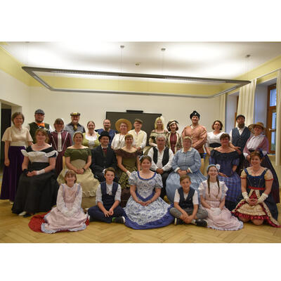 Bild vergrößern: Historisches Tanzen im MehrGenerationenHaus Maxhütte-Haidhof