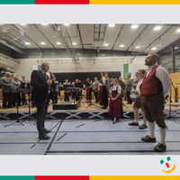 Bild vergrößern: Erster Bürgermeister Rudolf Seidl (links) bedankte sich bei dem Ersten Vorstand der Jugendblaskapelle, Christian Auburger (rechts) für die Organisation und Durchführung des wunderbaren Konzerterlebnisses.