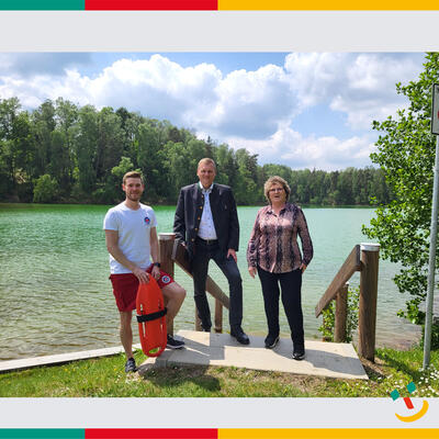 Bild vergrößern: Das Bild zeigt Sebastian Jobst (li), Vorsitzender der Wasserwacht Ortsgruppe Maxhütte-Haidhof, Ersten Bürgermeister Rudolf Seidl (Mitte) sowie Sonja Hofer, Betreiberin des Kiosk an der Badestelle.