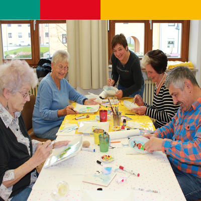 Bild vergrern: Seniorenprogramm - Porzellanmalen: Silke Ohlig (Mitte) mit ihren Schlern im MehrGenerationenHaus