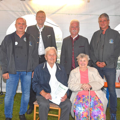 Bild vergr��ern: Das Bild zeigt die 91-j�hrige Emma Winkler und den 93-j�hrigen Johann Bauer (vorne sitzend) zusammen mit Festleiter Thomas Lautenschlager, B�rgermeister Rudolf Seidl, 2. B�rgermeister Franz Brunner und 2. Vorsitzenden der �Fr�hlichen Runde� Ralf Gro�e (hinten, v. l.) nach der Ehrung der �ltesten B�rger Birkenzells.