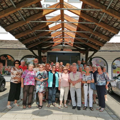 Bild vergrößern: Die Maxhütter Senioren genossen den Ausflug in das Glasdorf nach Arnbruck.
