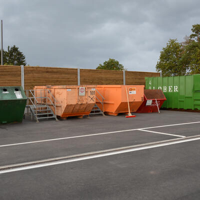 Bild vergr��ern: Entsorgungscontainer und die neue Kartonagenpresse am interkommunalen Recyclinghof