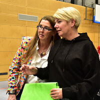 Bild vergrößern: Die Moderatorin des Abends Anita Alt (links) und Andrea Böhm vom Tennisclub Maxhütte-Hadihof tauschen sich auf der Sportlererhung aus.