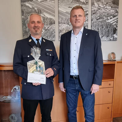 Bild vergr��ern: B�rgermeister Rudolf Seidl (rechts) dankte Werner Hirsch f�r sein jahrelanges Ehrenamt als Kommandant bei der FF Maxh�tte-Winkerling und federf�hrender Kommandant bei der Stadt Maxh�tte-Haidhof.