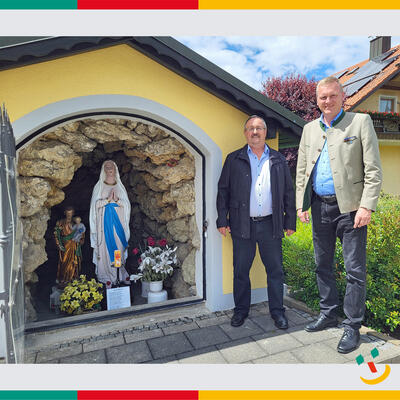 Bild vergr��ern: Erster B�rgermeister Rudolf Seidl freut sich zusammen mit Johann Wild �ber die neu restaurierten Figuren in der Lourdeskapelle.