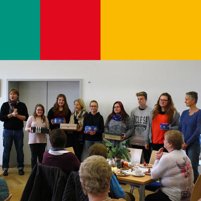 Bild vergr��ern: Das Foto zeigt Alexander Spitzer (links), Leiter des MehrGenerationenHaus, beim Vorstellen der Sch�ler mit ihrer Fachoberlehrerin Doris Leichtenberger (rechts).