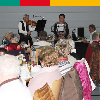 Bild vergrern: Musikalisch umrahmt wurde die Adventsfeier von Ingrid Hummel (Gesang) mit Peter (links) und Paul (rechts) Pfundtner.  