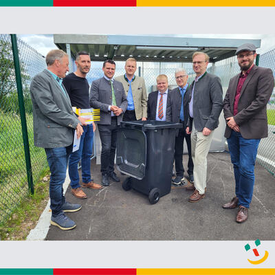 Bild vergr��ern: Dr. Josef K�nig, Leiter Veterin�ramt und Lebensmittel�berwachung Landratsamt Schwandorf sowie Tobias Schie�l, Veterin�ramt Schwandorf erkl�rten den anwesenden G�sten Landrat Thomas Ebeling, Rudolf Seidl, B�rgermeister Stadt Maxh�tte-Haidhof, Thomas Gesche, B�rgermeister Stadt Burglengenfeld, Robert Wutz, Zweiter B�rgermeister Stadt Teublitz, MdL Alexander Fierl und Sebastian Hauser, Leiter Leitung Gesch�ftsstelle St�dtedreieck (von links nach rechts) die Verbundl�sung f�r Trichinenbeprobung und Konfiskat-Sammelstelle.