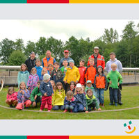 Bild vergr��ern: Die Kinder der ersten Gruppe vor dem Belebungsbecken. Mit auf dem Bild in der letzten Reihe von links: Timo Reichenbach vom Kanaltrupp, Kl�rwerksleiter Christian Reil und die Wasserwacht-Jugendbetreuer Dietmar Jacob, Stefan Obermeier und Patrick Braun.