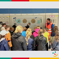 Bild vergr��ern: Im Technikraum informierte Kl�rwerksleiter Christian Reil (3.v.re.) �ber die moderne Technik und die aufw�ndigen Prozesse bei der Schmutzwasserreinigung.