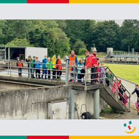 Bild vergr��ern: Gro�es Interesse zeigten die Kinder der Wasserwacht Burglengenfeld w�hrend ihrer F�hrung durch das Kl�rwerk.