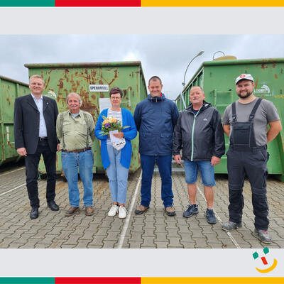 Bild vergr��ern: Das Bild zeigt Ersten B�rgermeister Rudolf Seidl (links) bei der Verabschiedung von Birgit Haslbeck (3.v.li) und Johann Forchhammer (2.v.li.) sowie der Begr��ung von Florian Romanczak (3.v.re) und Helmut Kittlaus (2.v.re) zusammen mit dem Kollegen vom Recyclinghof Jonas Meier (rechts).