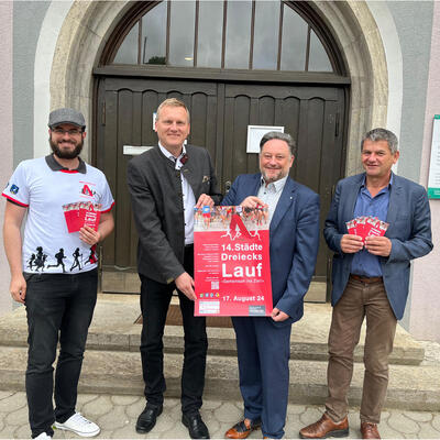 Bild vergr��ern: Gesch�ftsleiter des Zweckverbandes, Sebastian Hauser, B�rgermeister Rudolf Seidl (Maxh�tte-Haidhof), B�rgermeister Thomas Beer (Teublitz) und Gesch�ftsstellenleiter Franz H�rtl (v.l.n.r.) laden zur Teilnahme am 14. St�dtedreieckslauf ein.