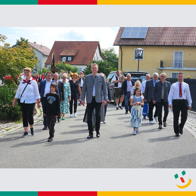 Bild vergr��ern: Erster B�rgermeister Rudolf Seidl gratulierte dem Verein und Vorstand Matthias Huber pers�nlich wie auch im Namen aller B�rgerinnen und B�rger der Stadt Maxh�tte-Haidhof herzlichst zu ihrer langj�hrigen und erfolgreichen Vereinsgeschichte.