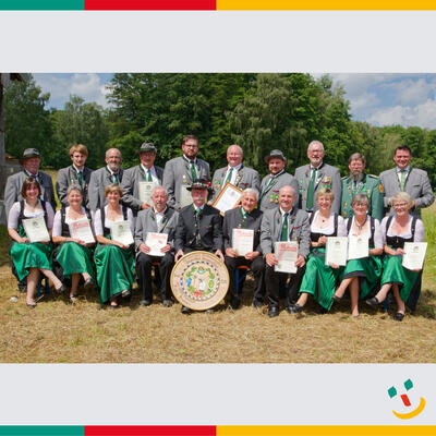 Bild vergr��ern: Langj�hrige Mitglieder der J�gerblutsch�tzen wurden durch Sch�tzenmeister Karl Fleischmann (hinten 5.v.r.) und den Ehreng�sten ausgezeichnet. Schirmherr und Zweiter B�rgermeister Franz Brunner (vorne Mitte) mit der von ihm gestifteten Ehrenscheibe.