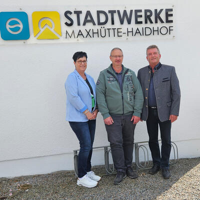 Bild vergr��ern: Vorstand Ludwig Haslbeck (rechts) und Personalr�tin Petra Hussey (links) gratulierten Thomas Stowasser zum 30-j�hrigen Dienstjubil�um.