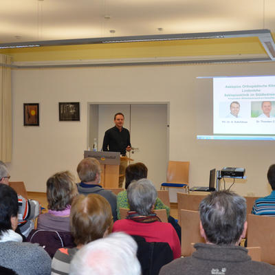 Bild vergrern: Dr. Thorsten Cedl erlutert die Zusammenarbeit der beiden Kliniken Lindenlohe und Burglengenfeld