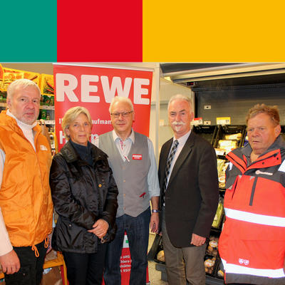 Bild vergr��ern: Das Bild von links die beiden ehrenamtlichen Tafelmitarbeiter Franz Rother und Anne Lotz, Marktleiter Hermann Judas, Zweiter B�rgermeister Franz Brunner und Tafel-Mitarbeiter Ernst Schrembs kurz vor der �bergabe der 200 Spendent�ten.