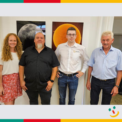 Bild vergr��ern: Das Bild zeigt (v. r.) Dritten B�rgermeister Josef Schmid, Thomas Zimmermann (Vorstand der Sternwarte Dieterskirchen), Heiner Wei� und Andrea Ederer (Leiterin des MehrGenerationenHauses).