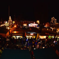 Bild vergrößern: Weihnachtsmarktstimmung vor dem Rathaus 