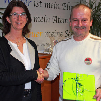 Bild vergr��ern: Das Bild zeigt Erste B�rgermeisterin Dr. Susanne Plank mit bevollm�chtigten Bezirksschornsteinfeger Frank M�nch bei der Begr��ung vor Ort im Rathaus. 