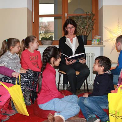 Bild vergr��ern: Erste B�rgermeisterin Dr. Susanne Plank las aus dem gro�en Buch der Weihnachtsgeschichten vor 