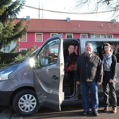 Bild vergr��ern: Das Bild zeigt von links Fuhrparkleiter Reinhold Brunner im Bus sitzend, Hans Helfer, Autohaus Helfer in Maxh�tte-Haidhof und Erste B�rgermeisterin Dr. Susanne Plank.