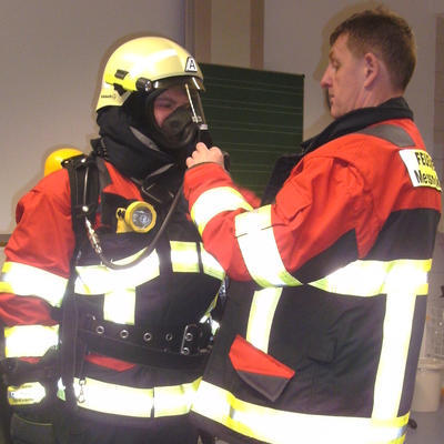 Bild vergr��ern: Mitglieder der FF Me�nerskreith f�hrten ihre Ausr�stung vor