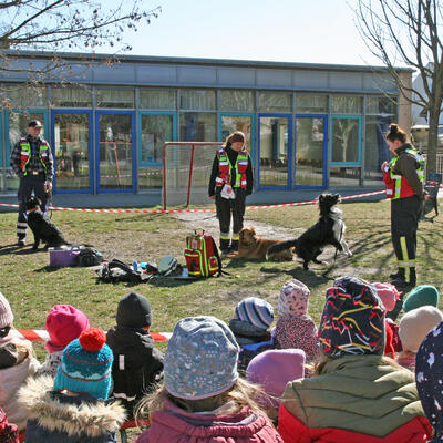 Bild vergr��ern: Rettungshundestaffel nimmt im Evangelischen Kindergarten F�hrte auf