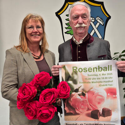 Bild vergr��ern: Zweiter B�rgermeister Franz Brunner und Cornelia Kiener von der Fachstelle f�r Senioren des Landratsamtes Schwandorf laden zum Rosenball ein.