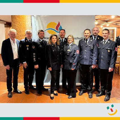 Bild vergr��ern: V.l.: Dritter B�rgermeister Josef Schmid, KBI Thomas Schmidt, Andreas Graf, Carolin Huber, KBM Christoph Sp�rl, Doris Stegerer, Kommandant Daniel Brunner (FF Me�nerskreith), KBR Christian Demleitner, Kommandant Fabian Gietl (FF Pirkensee) am Ehrenabend.