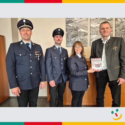 Bild vergr��ern: �bergabe der Festschrift der Freiwilligen Feuerwehr Ponholz an den Schirmherrn: Das Bild zeigt von links den Ersten Kommandanten Florian Kiener, Festleiter Johannes G�tzer, Vereinsvorsitzende Verena Fuhrmann bei der freudigen Festschrift�bergabe an Ersten B�rgermeister Rudolf Seidl.