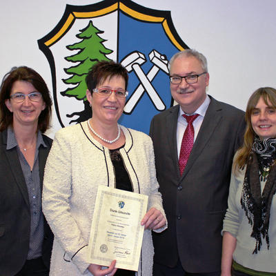 Bild vergr��ern: Das Foto zeigt die Jubilarin Petra Hussey (2te von links) mit Erster B�rgermeisterin Dr. Susanne Plank (links), Abteilungsleiter und K�mmerer Karl-Peter W�rstl und Personalratsvorsitzende Susanne Forchhammer (rechts) beim Gruppenbild zur Feierstunde.