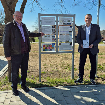 Bild vergr��ern: Station KI erg�nzt Besinnungsweg zur Arbeit: Das Bild zeigt Prof. em. Dr. Dr. Heribert Popp mit Erstem B�rgermeister Rudolf Seidl (rechts) am Dorfplatz Rappenb�gl an der neuen Station des Besinnungsweges.