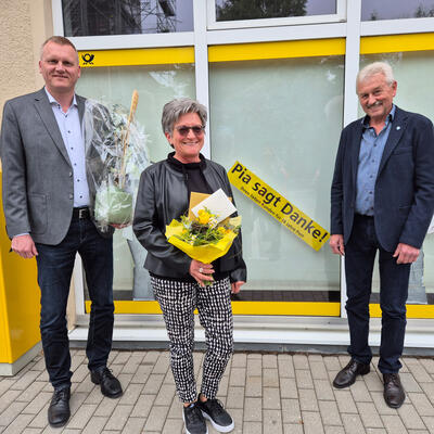 Bild vergr��ern: Zur Verabschiedung von der �Pia von der Post� von Pia Chwastek (Mitte) kam auch Erster B�rgermeister Rudolf Seidl (links) mit Drittem B�rgermeister Josef Schmid (rechts) vorbei und w�nschte ihr alles Gute im Unruhestand.