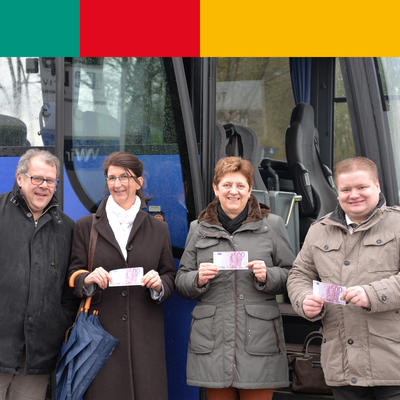 Bild vergr��ern: Spenden�bergabe an die drei B�rgermeister/innen
v.l.n.r.: Unternehmer Oliver Ehrenreich, B�rgermeisterin Dr. Susanne Plank, B�rgermeisterin Maria Steger, B�rgermeister Thomas Gesche