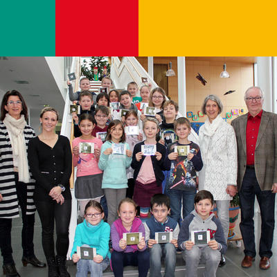 Bild vergr��ern: Das Foto zeigt die Jahrgangsgewinner der Pl�tze Eins und Zwei mit den Jurymitgliedern (von links) B�rgermeisterin Dr. Susanne Plank, stellvertretende Elternbeiratsvorsitzender Andrea Heinzl, F�rderlehrerin Christina Gradl und Rektor Maximilian Himmelhuber.