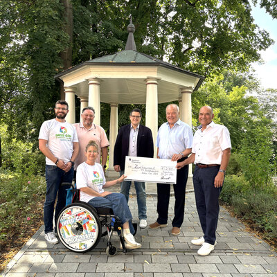 Bild vergr��ern: Bei St�dtedreiecks-Gesch�ftsf�hrer Sebastian Hauser, dem zweiten stellvertretenden Vorsitzenden des Zweckverbands St�dtedreieck Thomas Beer, der Inklusionsbeauftragten Bianca H�rtl und dem VdK-Gesch�ftsf�hrer Bernd Steinkirchner herrschte gro�e Freude �ber die Spende, die vom Ehrenvorsitzenden der KFZ-Innung Oberpfalz, Kreis Kelheim, Albert Vetterl sowie dem Gesch�ftsf�hrer der KFZ-Innung Oberpfalz, Kreis Kelheim, Stefan Brandl (v.l.n.r.) pers�nlich in Teublitz �bergeben wurde.