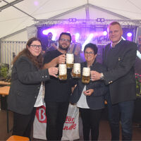 Bild vergr��ern: B�rgermeister Seidl, die Festmutter und die Festleitung stie�en auf ein erfolgreiches Fest an.
