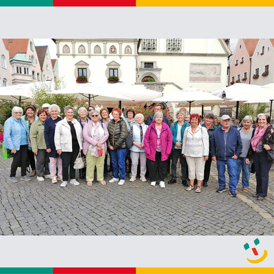 Bild vergr��ern: Die Senioren lie�en es sich in der Weidener Altstadt gutgehen und sogar der Regen legte eine Pause f�r sie ein.