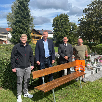 Bild vergr��ern: Das Bild zeigt von links Eric Haslbeck von der Stadtverwaltung, Ersten B�rgermeister Rudolf Seidl, Manfred Beer vom Beerdigungsinstitut Piet�t und Markus Werner vom st�dtischen Bauhof.