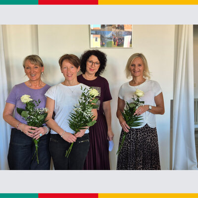 Bild vergr��ern: Stefanie D�tzlhofer (2.v. rechts) Koordinatorin beim Hospizdienst der Caritas im Landkreis Schwandorf �berreichte Blumen an Eva van Oorschot (links) und Uli Bindl, Trauerbegleitung sowie an Angelika Niedermeier (rechts), Stadt Maxh�tte-Haidhof als Dank f�r die Leitung und Organisation des Witwen- und Witwercaf�s.
