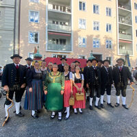 Bild vergr��ern: Die teilnehmenden Mitglieder des Heimat- und Volkstrachtenvereins PIrkensee e. V. in M�nchen beim Oktoberfest-Umzug.