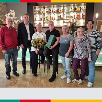 Bild vergr��ern: Das Bild zeigt von links Manfred Gietl, Ersten B�rgermeister Rudolf Seidl, Joana und Armin P�ppl, Melitta Gr�ninger, Marijana Deml und Sonja Dietrich im Restaurant vor der gro�en Theke im Restaurant Nobless.