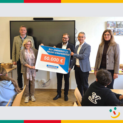 Bild vergr��ern: Von der Spende in H�he von 50.000 &euro; gehen 5.200 &euro; an die Mittelschule Maxh�tte-Haidhof. Erster B�rgermeister Rudolf Seidl, Projektleiterin Sieglinde Stanzl, Johannes Sedlaty und Michael Gruber von der Sparda-Bank und Rektorin Elisabeth Hillinger (v. l. n. r.) trafen sich zur symbolischen Spenden�bergabe.
