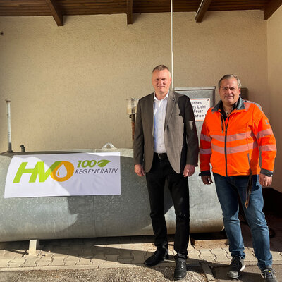 Bild vergr��ern: Erster B�rgermeister Rudolf Seidl (links) und Bauhofleiter Thomas Heider vor dem HVO100-Tank am st�dtischen Bauhof.