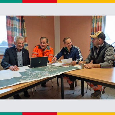 Bild vergr��ern: Maxh�tte-Haidhof ist f�r den Winterdienst bestens ger�stet: Das Bild zeigt von links Dritten B�rgermeister Josef Schmid, Bauhofleiter Thomas Heider, Teamleiter Fuhrpark Stefan Faltermeier und Vorarbeiter Thomas Forster bei der Winterdienstplanung.