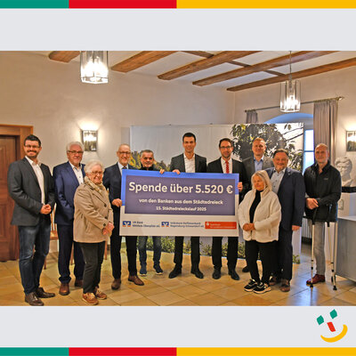 Bild vergr��ern: Bei der feierlichen Spenden�bergabe im Rathaus: Vertreter der beteiligten St�dte, der drei Banken, des Veranstalters sowie der Tafel und der Caritas freuten sich �ber die erneute Rekordsumme.